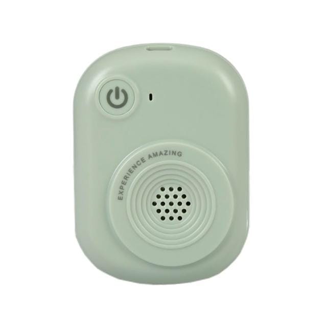 Purificatore verde salvia su fondo bianco, con griglia forata dell'altoparlante e tasto di accensione