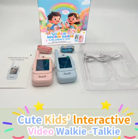 Due video walkie talkie per bambini, rosa e azzurro, con schermo a colori acceso e videocamera frontale
